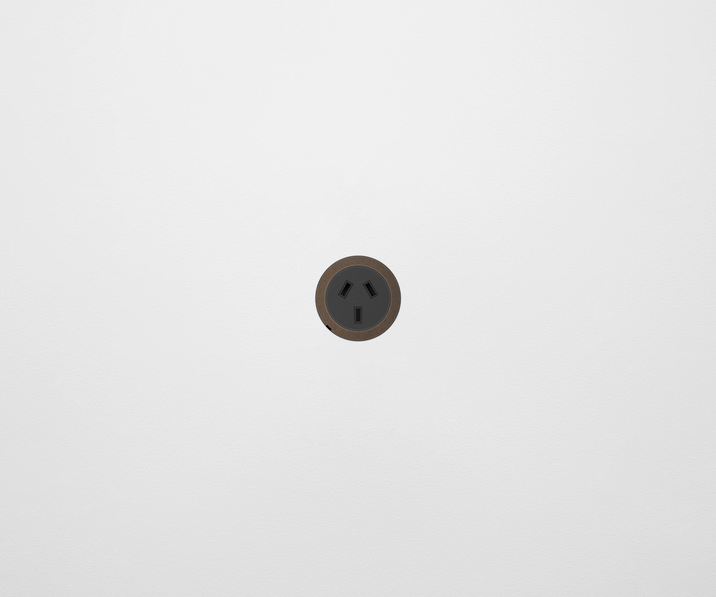 ZETR Single Outlet Flat Pin Faceplate Bronze, Black - BLACK - 48-O-FPE-B-BZ3
