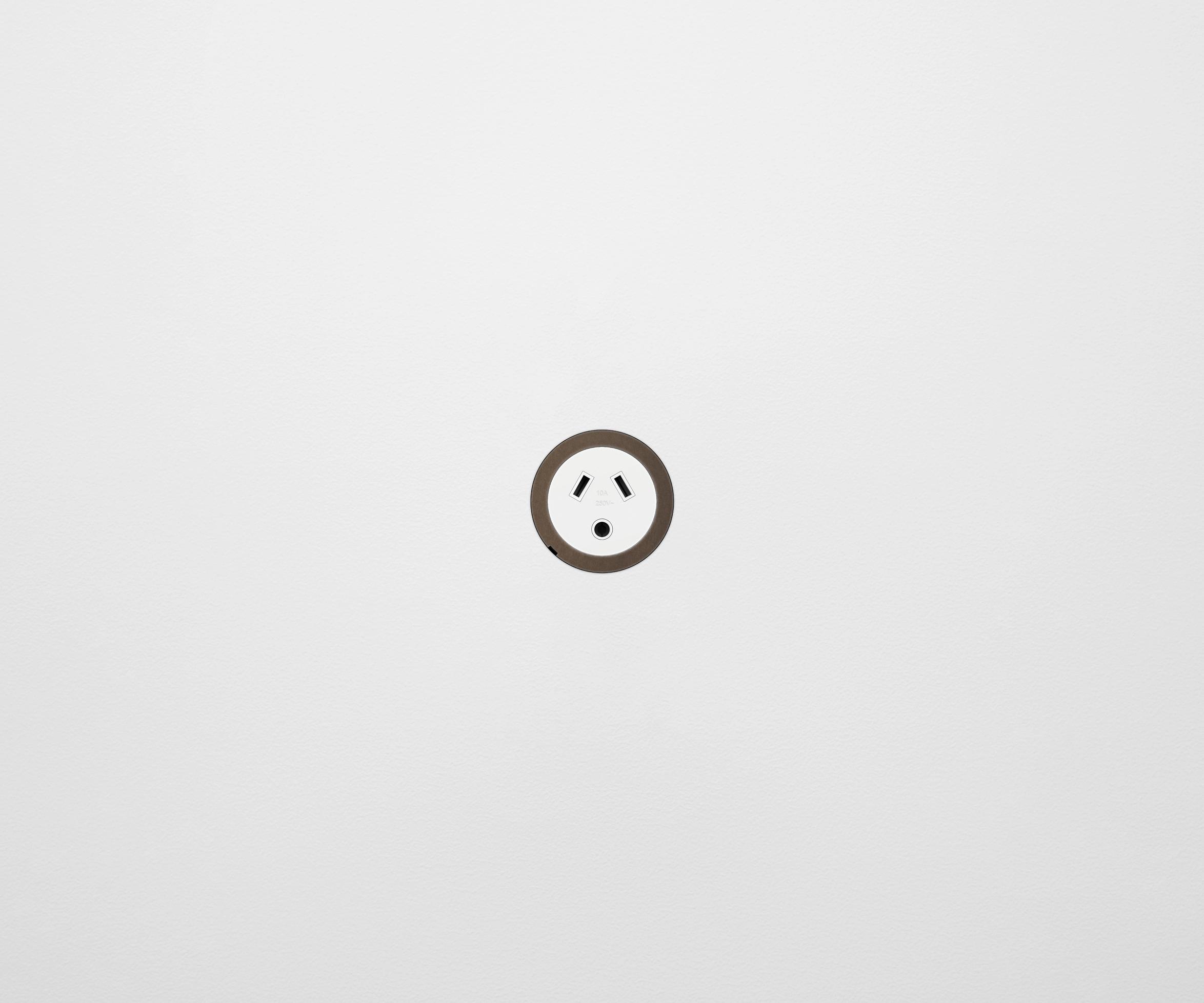 ZETR Single Outlet Round Pin Faceplate Bronze, White - WHITE - 48-O-RPE-W-BZ3